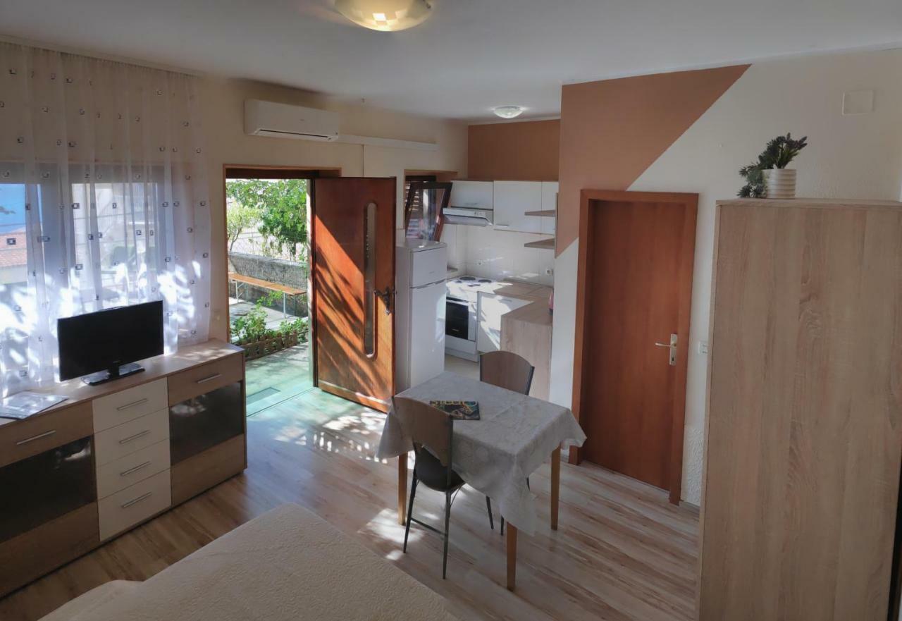 Apartments Niko Омиш Экстерьер фото